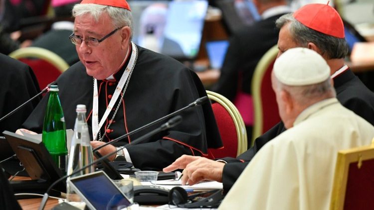 Il cardinale Hollerich durante la prima congregazione generale del Sinodo sulla Դǻ岹à