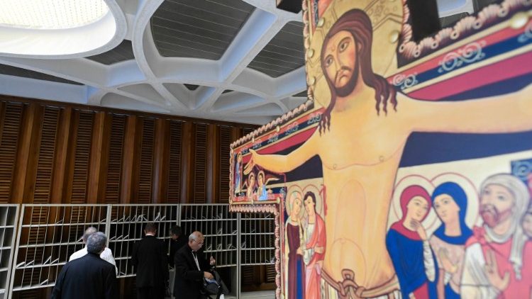 Il crocifisso di San Damiano nell'atrio dell'Aula Paolo VI dove si svolgono i lavori dell'assemblea sinodale