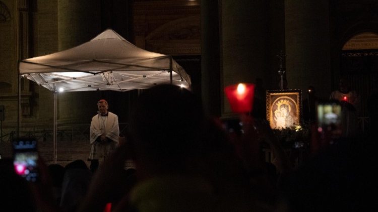 La meditazione del cardinale Grech che ha presieduto la veglia con il rosario e la processione aux flambeaux