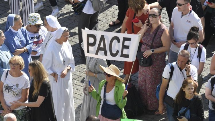 Fedeli in Piazza san Pietro durante l'Angelus di Papa Francesco