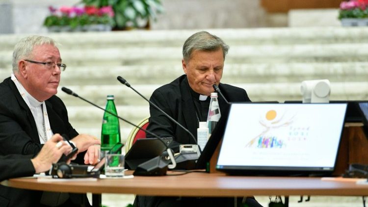 Il cardinale Hollerich apre i lavori della quarta Congregazione generale dell'assemblea sinodale