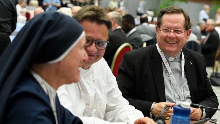 Il cardinale Lacroix durante il Sinodo