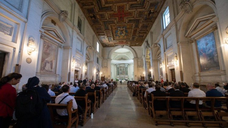 Un momento di preghiera nella Basilica di San Sebastiano