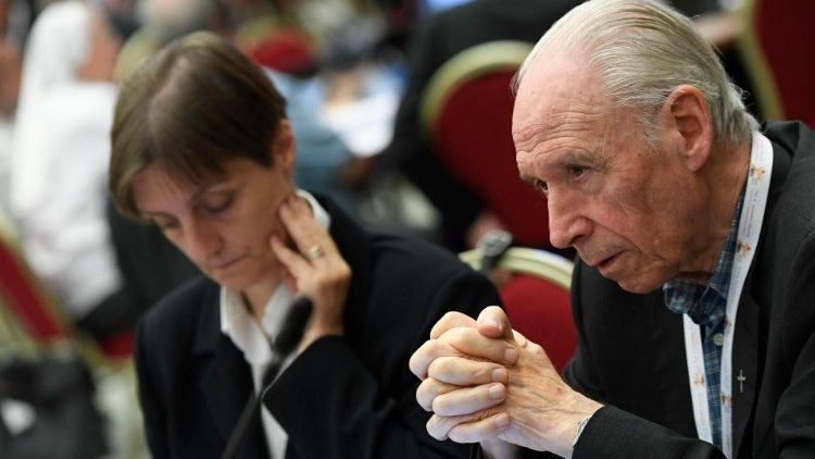 Partecipanti al Sinodo ascoltano l'intervento del cardinal Hollerich, relatore generale