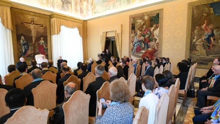 Gli scalabriniani nella Sala del Concistoro del palazzo apostolico