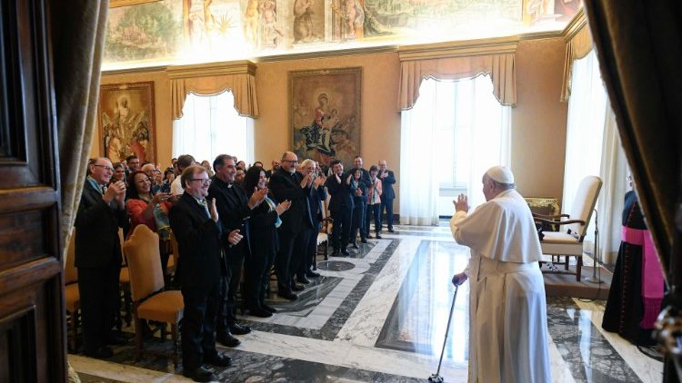 Francesco saluta i missionari scalabriniani