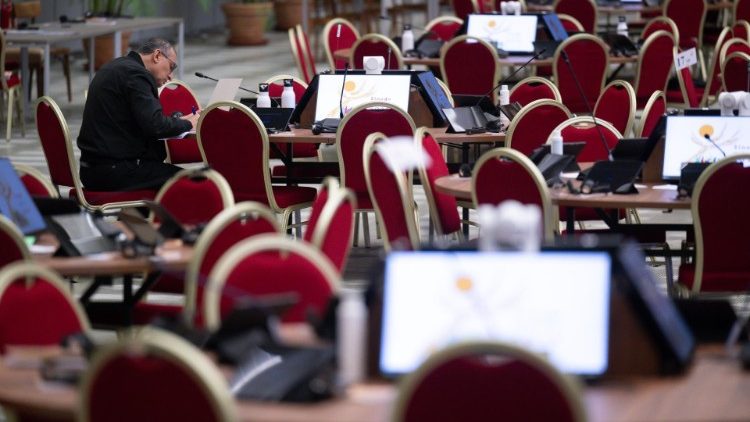L'Aula Paolo VI allestita per i lavori sinodali