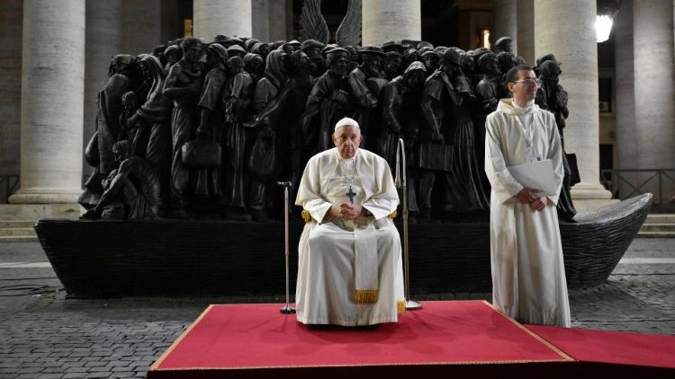 Il Papa durante la preghiera per il migranti e i rifugiati