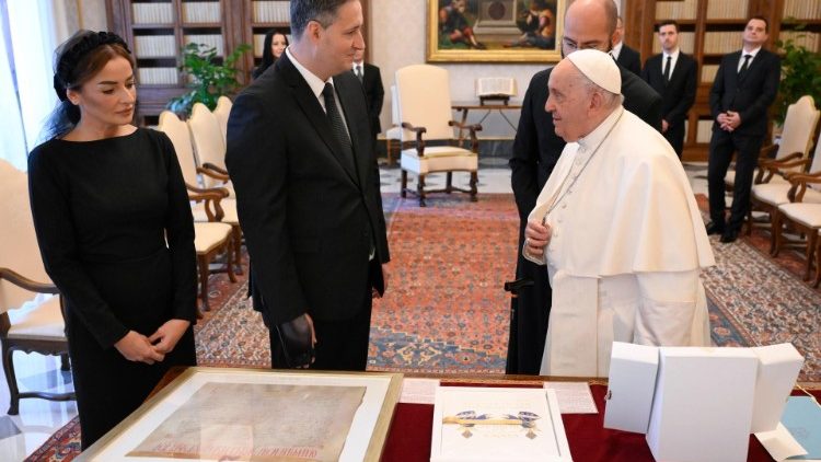 El Papa recibi en audiencia al se?or Denis Be?irovi?, miembro de la Presidencia Colegiada de Bosnia y Herzegovina.