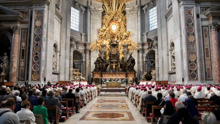Fedeli presenti alla celebrazione all'altare della Cattedra