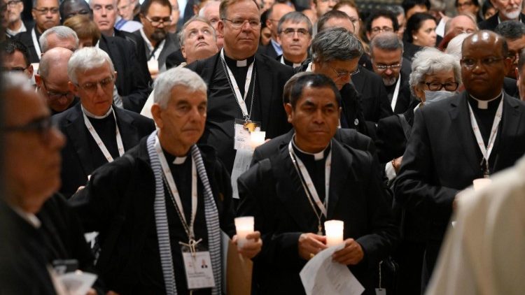 La preghiera del Rosario con i partecipanti al Sinodo nella Basilica di San Pietro