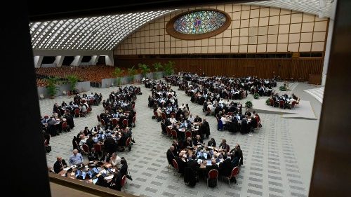 La relazione del Sinodo: una Chiesa che coinvolge tutti ed è vicina alle ferite del mondo