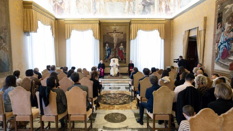 Il gruppo di donne accompagnate da don Ciotti nella Sala del Concistoro del palazzo apostolico