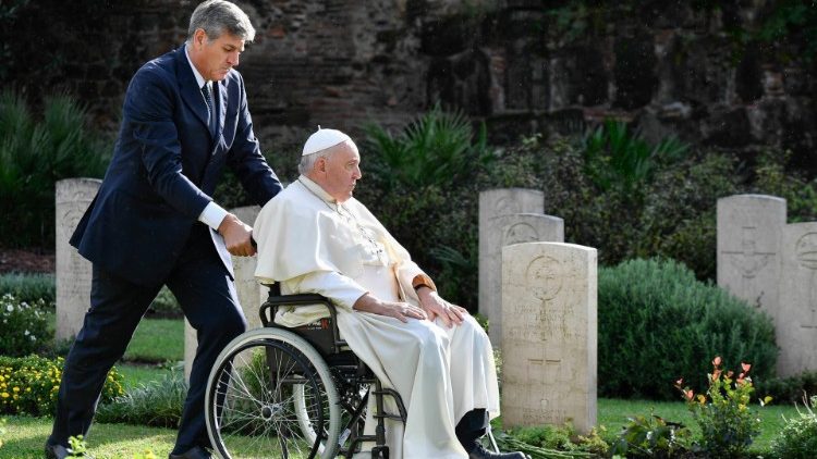 Francesco, in sedia a rotelle, tra le tombe dei caduti