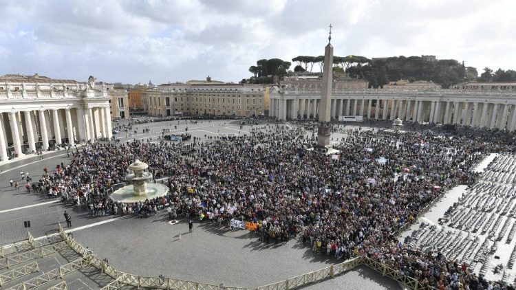 Piazza San Pietro durante l'Angelus di questa domenica di Papa Francesco