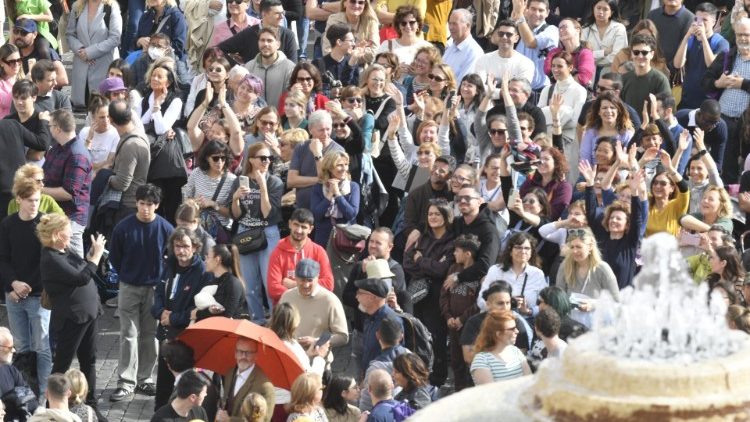 Fedeli in Piazza San Pietro salutano Papa Francesco