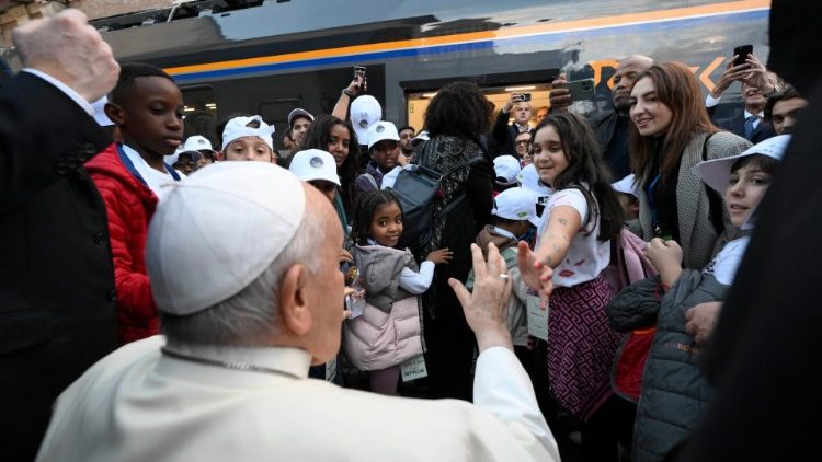 Il saluto ai gruppi in partenza con il treno