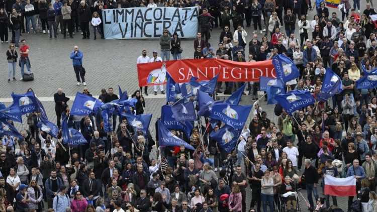 Alcuni fedeli presenti in piazza San Pietro