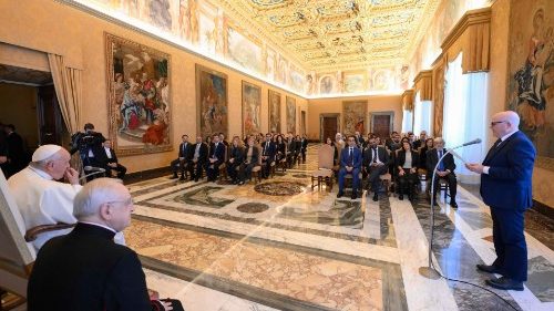 La Segreteria per lEconomia ha incontrato il Papa