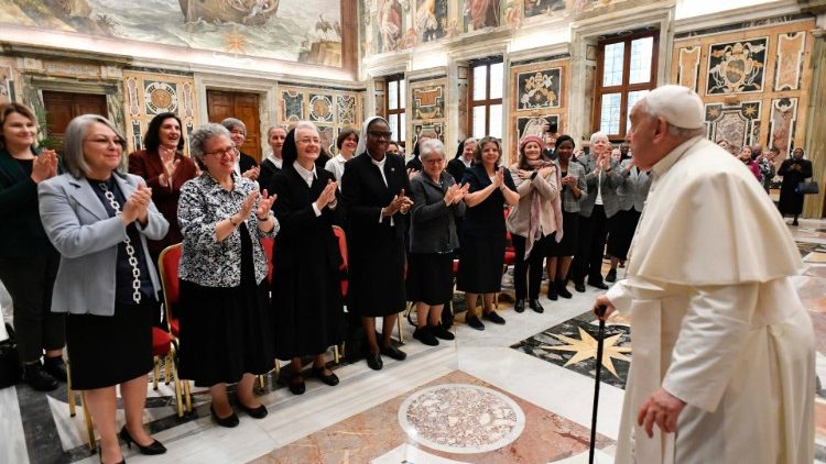 Francesco con le partecipanti al Capitolo Generale delle Suore Scolastiche di Nostra Signora