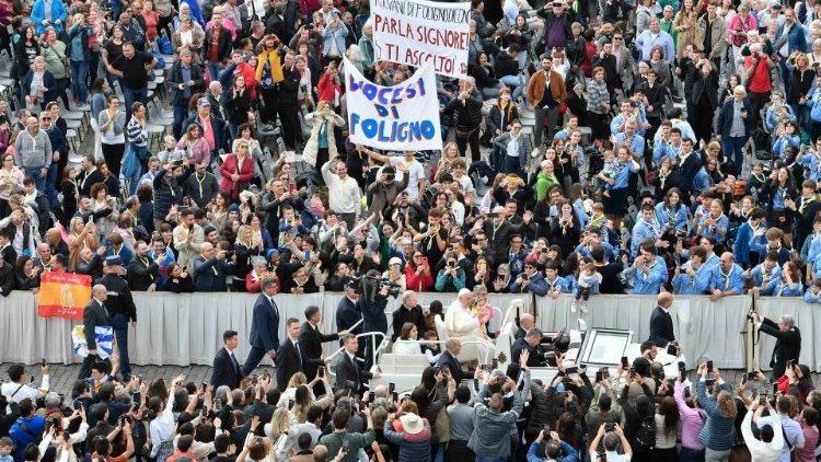 Il Papa tra i giovani di Foligno all'inizio dell'udienza generale