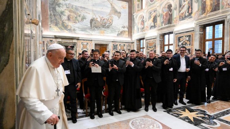 El Papa y los sacerdotes hispanos