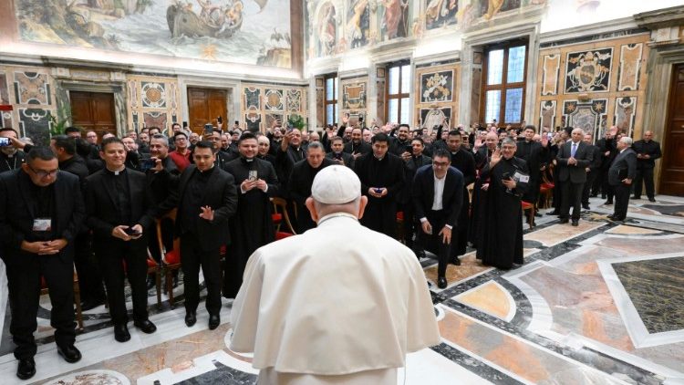 El Papa y los miembros de la Asociación de Sacerdotes Hispanos en EE.UU.