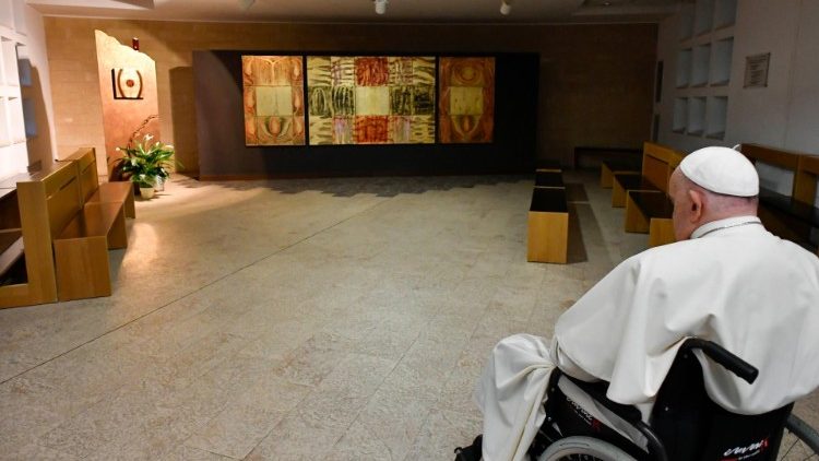 Il Papa in preghiera
