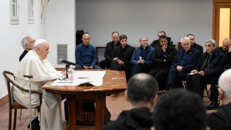 MAP Francis holds a Q&A with the priests