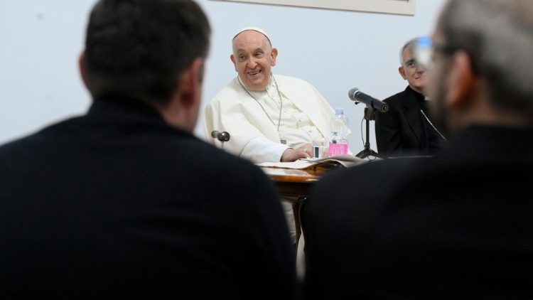 MAP Francis meets with priests on the outskirts of Rome