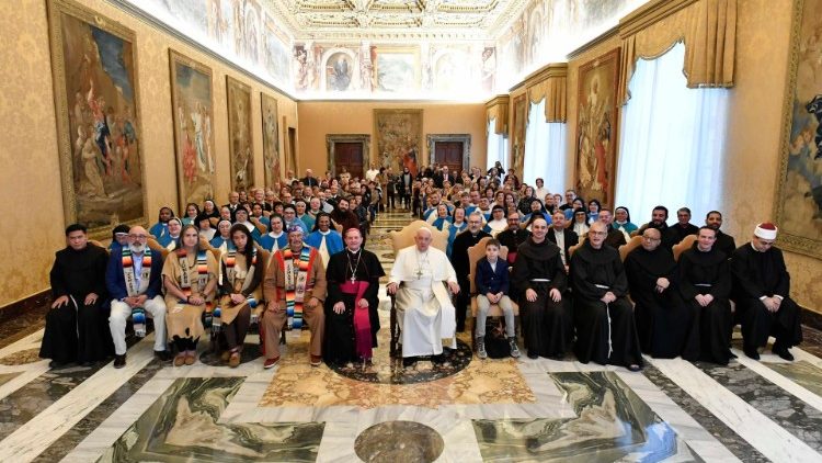 La foto di gruppo con Francesco
