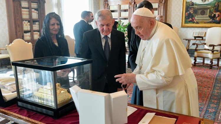 The exchange of gifts between MAP Francis and President Rashid