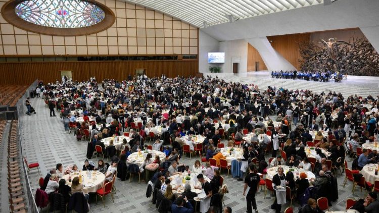 Almuerzo del Papa con los pobres