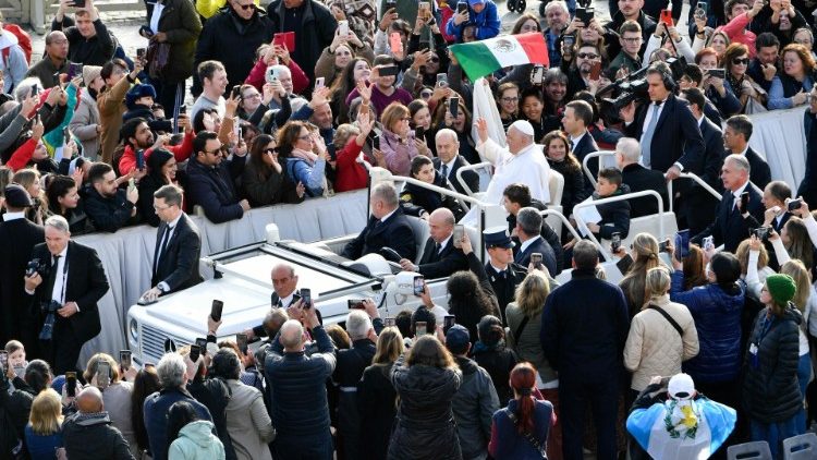Francesco sulla papamobile
