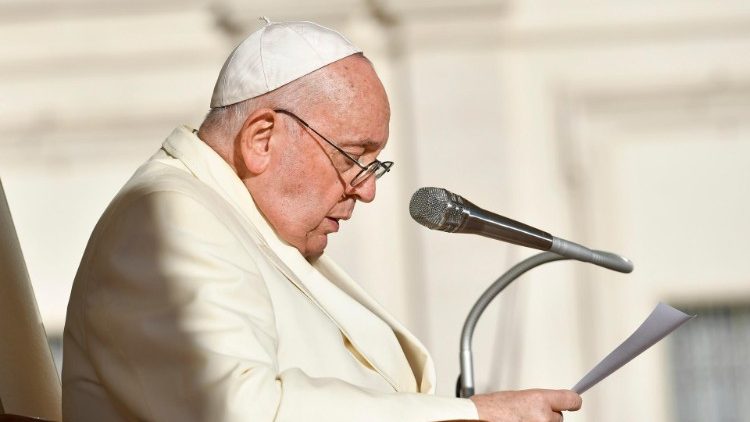 Papa Francesco all'udienza generale in Piazza San Pietro