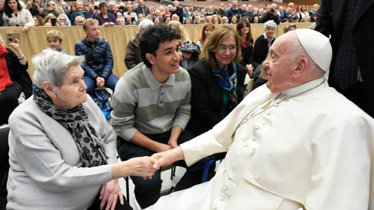 Il Papa con i membri della Fraternità di Romena di Arezzo e del Gruppo Nain