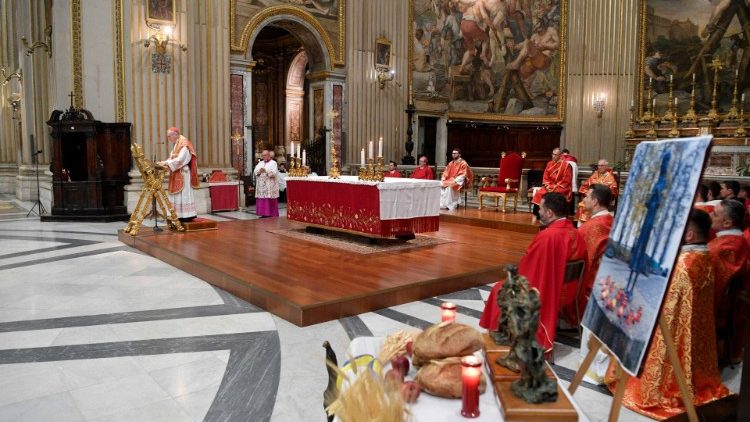 Il cardinale Parolin durante l'omelia della Messa di commemorazione delle vittime dell'Holodomor in Ucraina