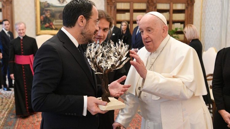 President Nikos Christodoulides presents MAP Francis with a gift