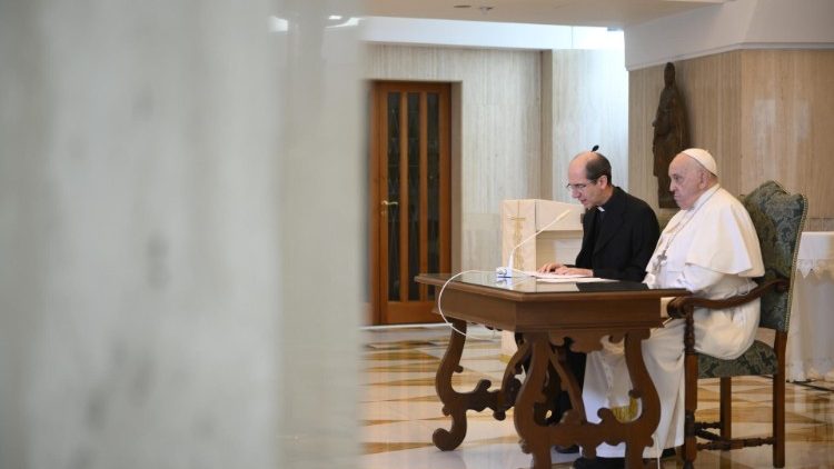 Papa Francesco durante l'Angelus celebrato dalla cappella di Casa Santa Marta