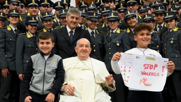 Il Papa e gli allievi della Scuola ispettori e sovrintendenti della Guardia di Finanza a LAquila