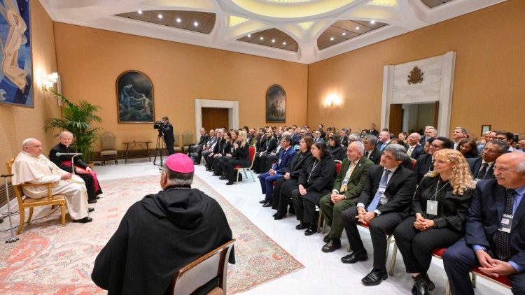 Il Papa durante l'udienza con i partecipanti al Seminario di "Etica nella gestione della salute"