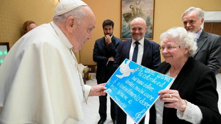 Papa Francesco saluta la signora Roselyne Hamel, sorella di padre Jacques, assassinato sette anni fa a Rouen
