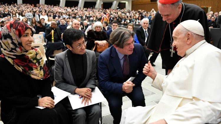 Los Nobel saludan al Papa