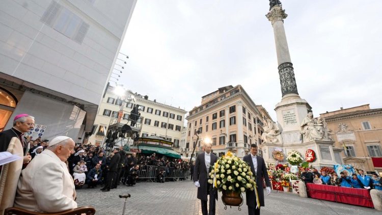 MAP Francis deposes roses at the footvof the colum bearing  the  statue of the Virgin Mary in Piazza di Spagna during the Act of Veneration on the Feats of the Immaculate Conception