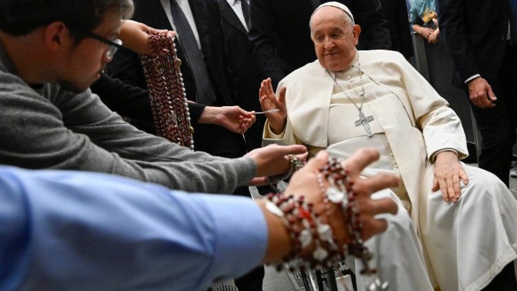 I fedeli con il Papa in Aula Paolo VI