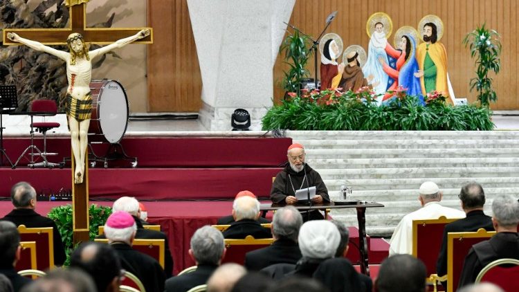 La prima predica di Avvento del cardinale Cantalamessa alla presenza del Papa e dei membri della Curia romana