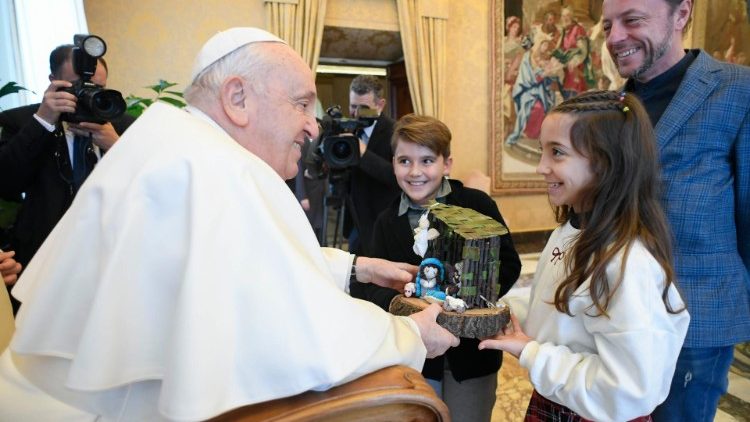 Francesco con alcuni bambini