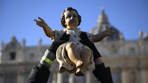 Francesco: in questo Natale diamo testimonianza alla "luce vera" che è Cristo