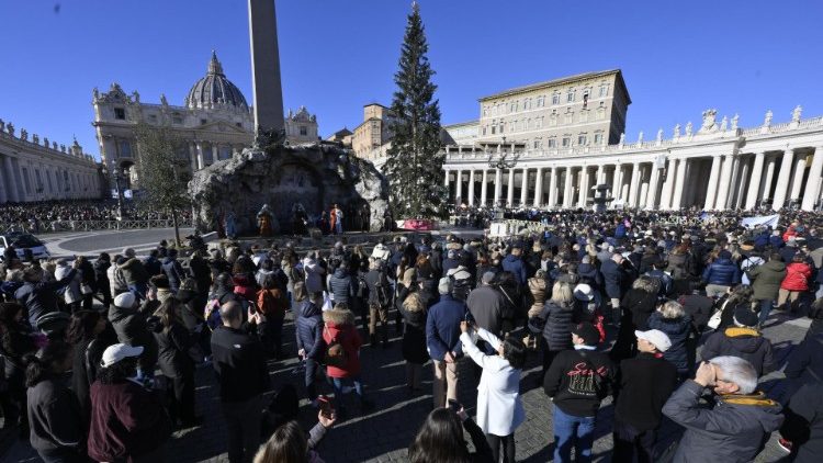 Fedeli e pellegrini all'Angelus 