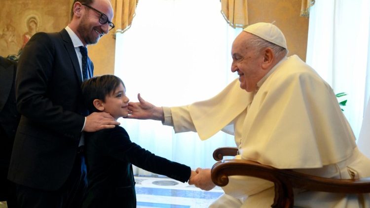 MAP Francis greets members of the delegation from Bari